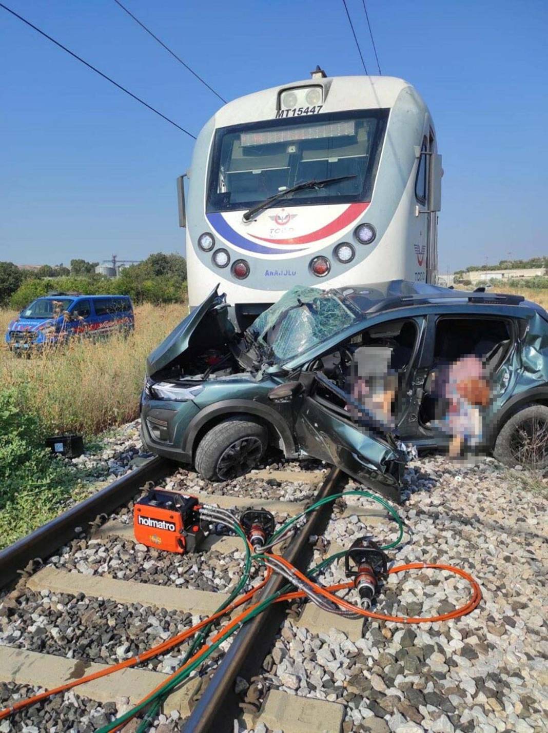 Hastane yolunda tren çarpan arabadan 3 cansız beden çıktı 1